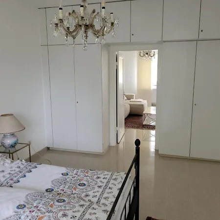 Stilvoll Eingerichtete Altbauwohnung *